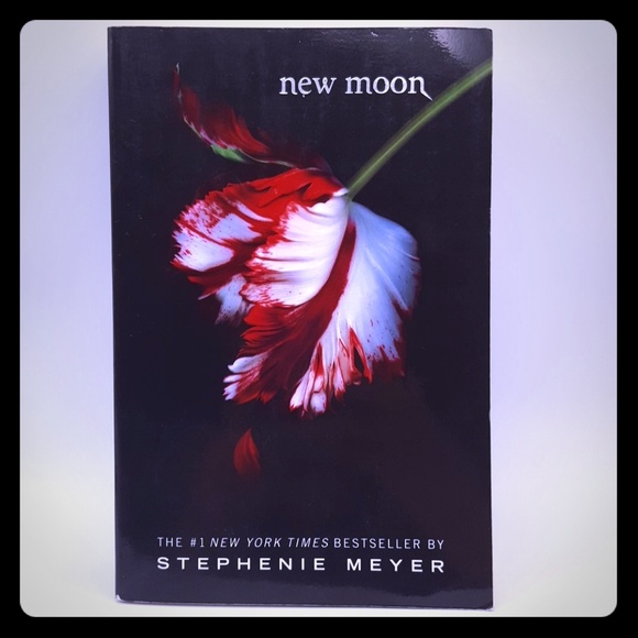 Other - NEW MOON by Stephenie Meyer /
TWILIGHT BOOK SERIES